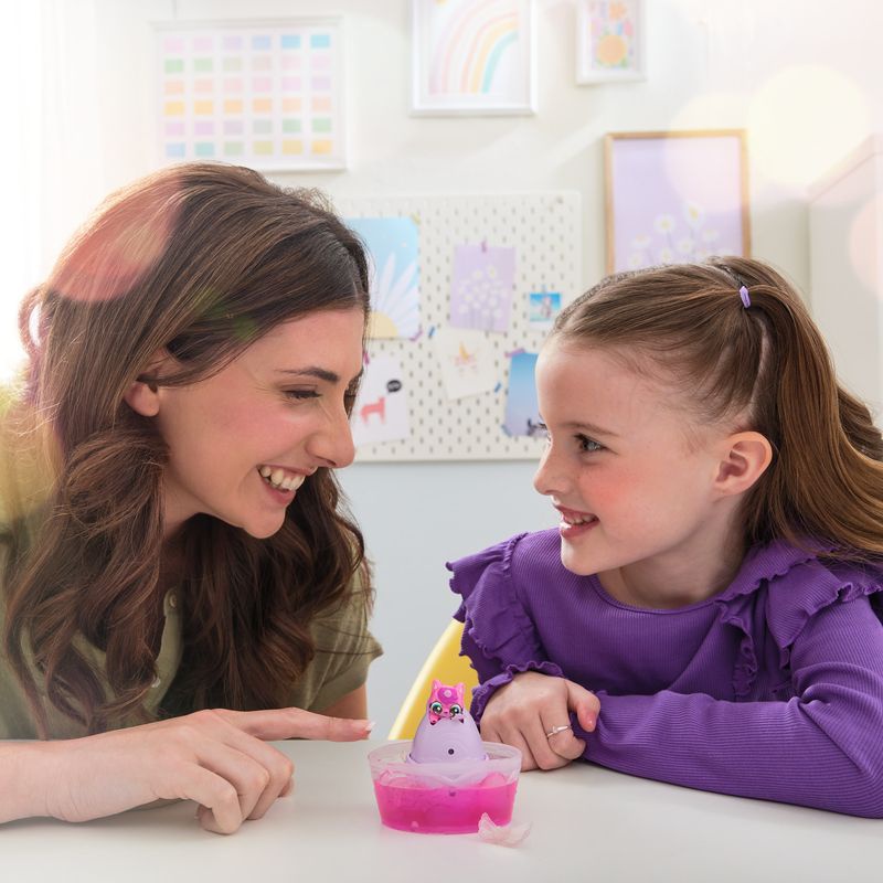 Hatchimals líhnoucí se zvířátka ve vodě 1 ks 2024