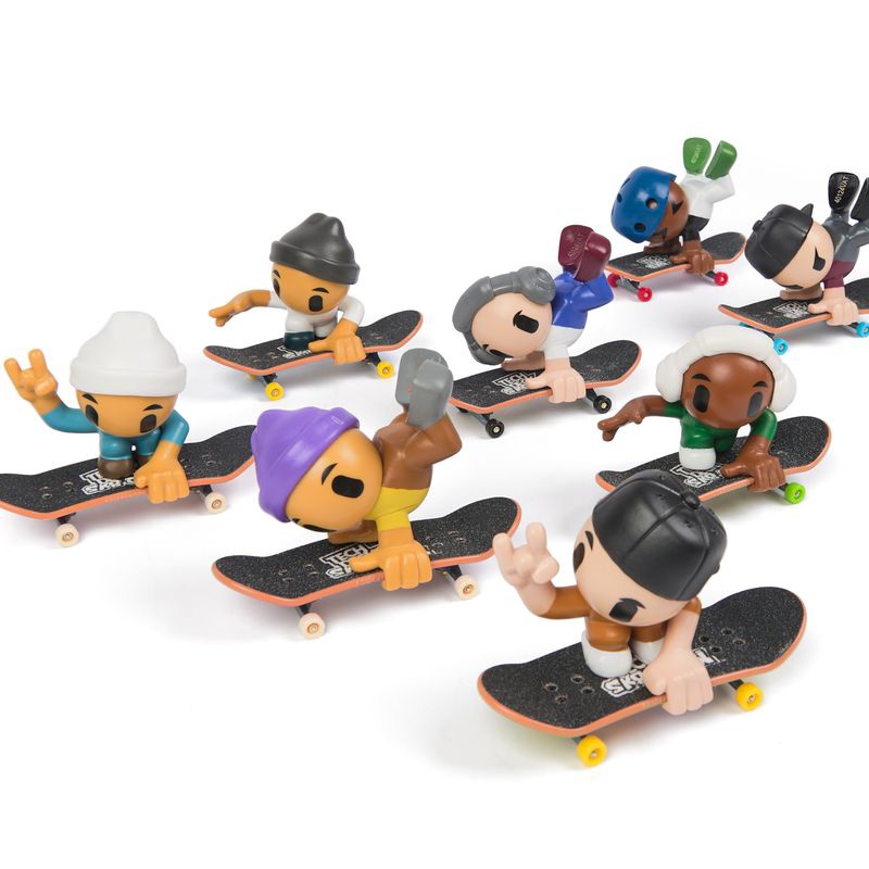 Tech Deck SK8 Crew fingerboard s figurkou dvojbalení šedá čepice a černá kšiltovka