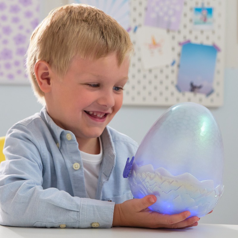 Akce 1+1: Hatchimals líhnoucí se interaktivní dráček + figurka Gábi v domečku ZDARMA