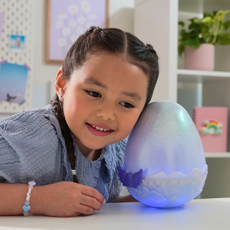 Akce 1+1: Hatchimals líhnoucí se interaktivní dráček + figurka Gábi v domečku ZDARMA