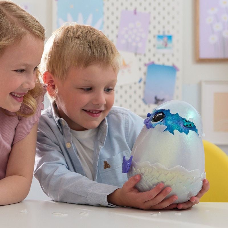 AKCE 1+1: Hatchimals líhnoucí se zvířátko dráček + sourozenci ve vajíčku s doplňky ZDARMA