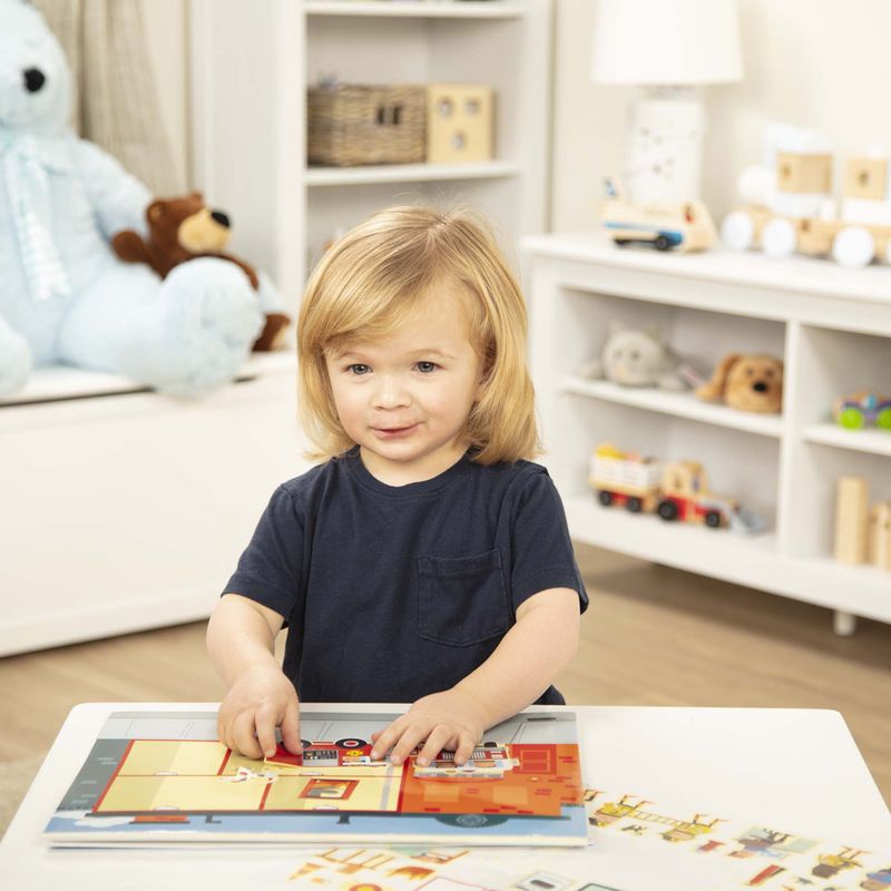 Melissa & Doug samolepky opakovaně použitelné s podložkou - město