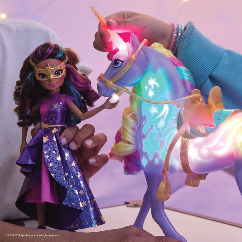 Výhodný set: Unicorn Academy deluxe panenka Sophia 24 cm + náhrdelník s prstenem