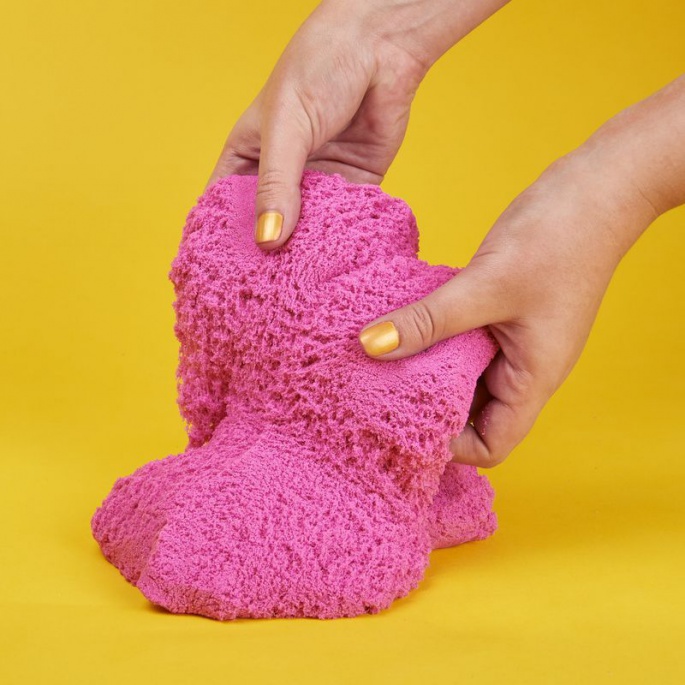Kinetic Sand balení třpytivého růžového písku 0,9 kg