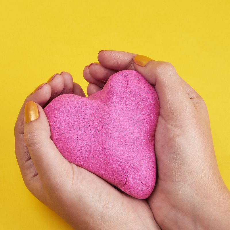 Kinetic Sand balení třpytivého růžového písku 0,9 kg