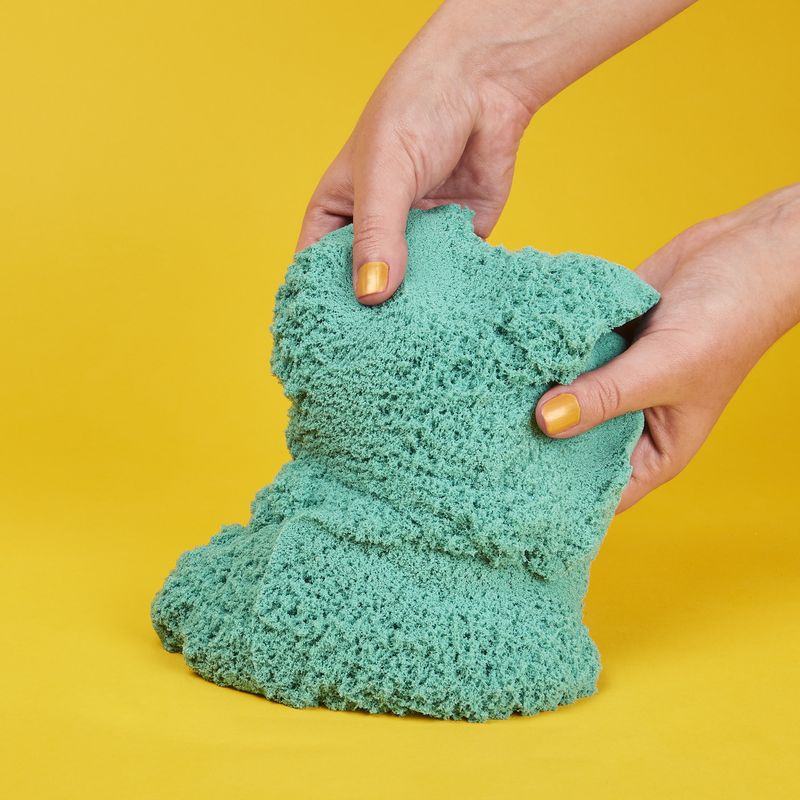Kinetic Sand balení třpytivého modrozeleného písku 0,9 kg