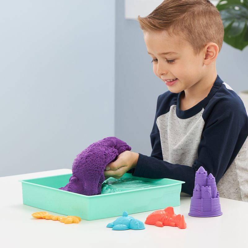 Kinetic Sand krabice tekutého písku s podložkou fialová