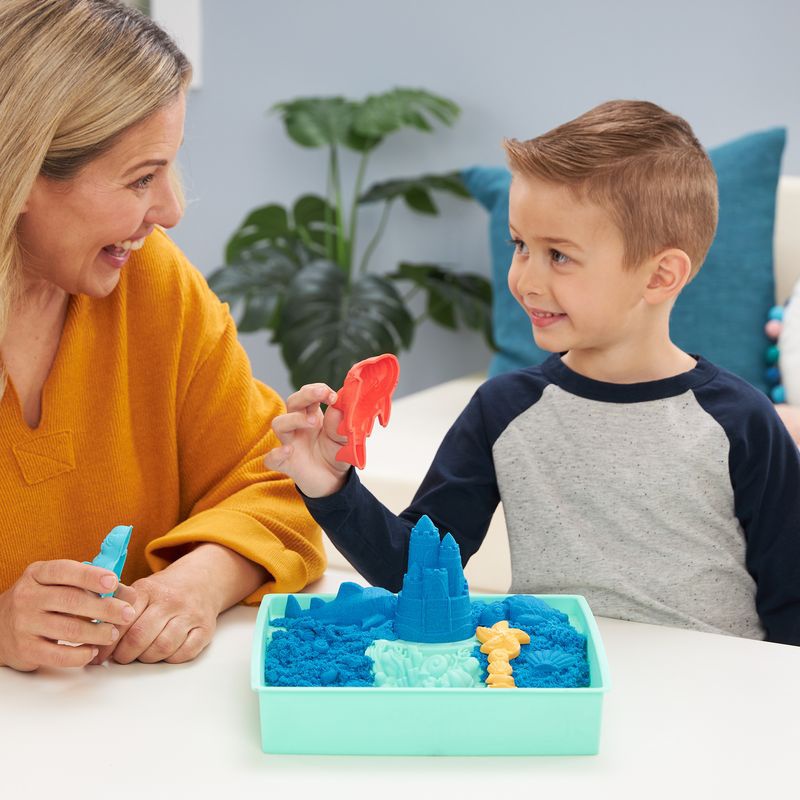 Akce 1+1 Kinetic Sand krabice písku s podložkou + Kinetic Sand kelímky písku navíc