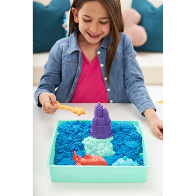 Akce 1+1 Kinetic Sand krabice písku s podložkou + Kinetic Sand kelímky písku navíc