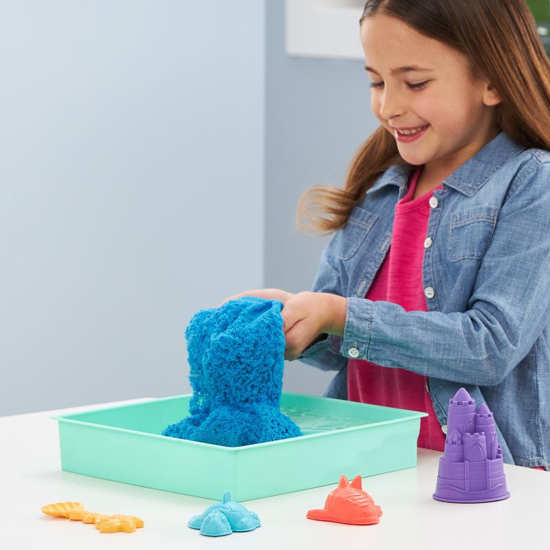 Akce 1+1 Kinetic Sand krabice písku s podložkou + Kinetic Sand kelímky písku navíc
