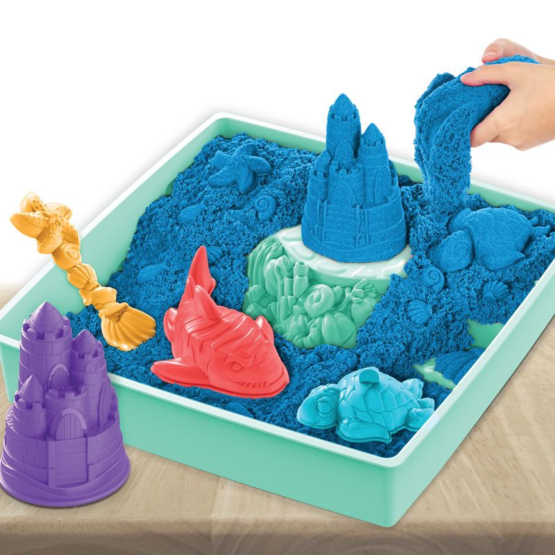 Akce 1+1 Kinetic Sand krabice písku s podložkou + Kinetic Sand kelímky písku navíc