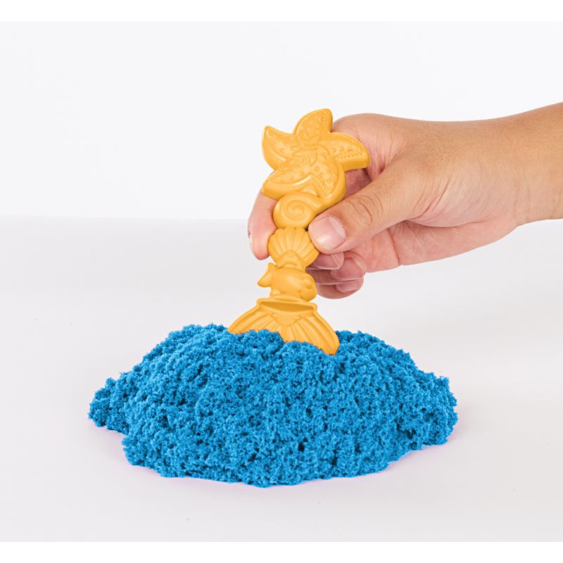 Akce 1+1 Kinetic Sand krabice písku s podložkou + Kinetic Sand kelímky písku navíc