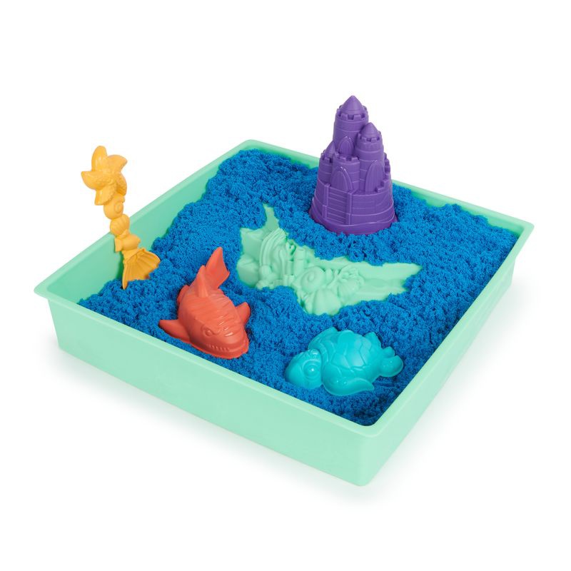 Akce 1+1 Kinetic Sand krabice písku s podložkou + Kinetic Sand kelímky písku navíc