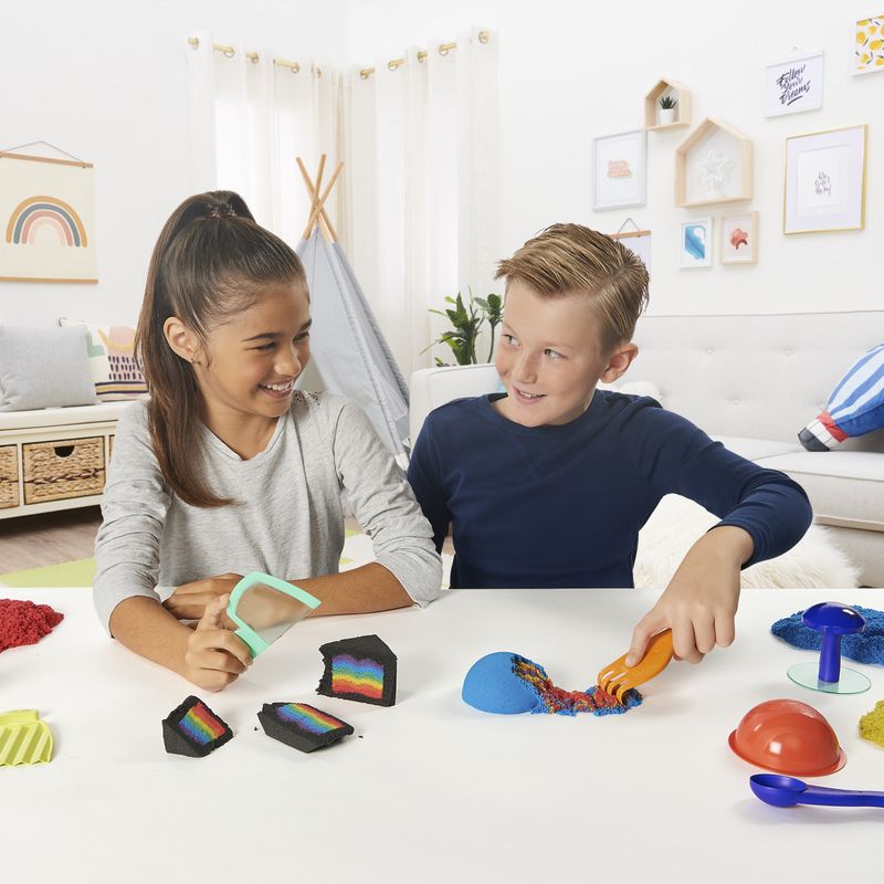 Akce 1+1 Kinetic Sand kreativní dílna + Kinetic Sand kelímky modrého tekutého písku navíc