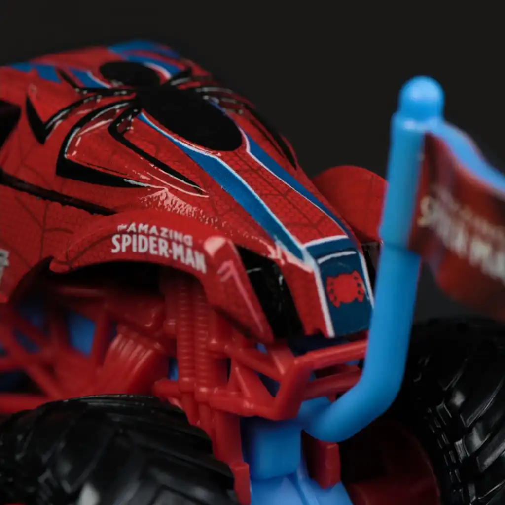 Vytvořte si vlastní epické kousky s monster truckem Spider-Man.