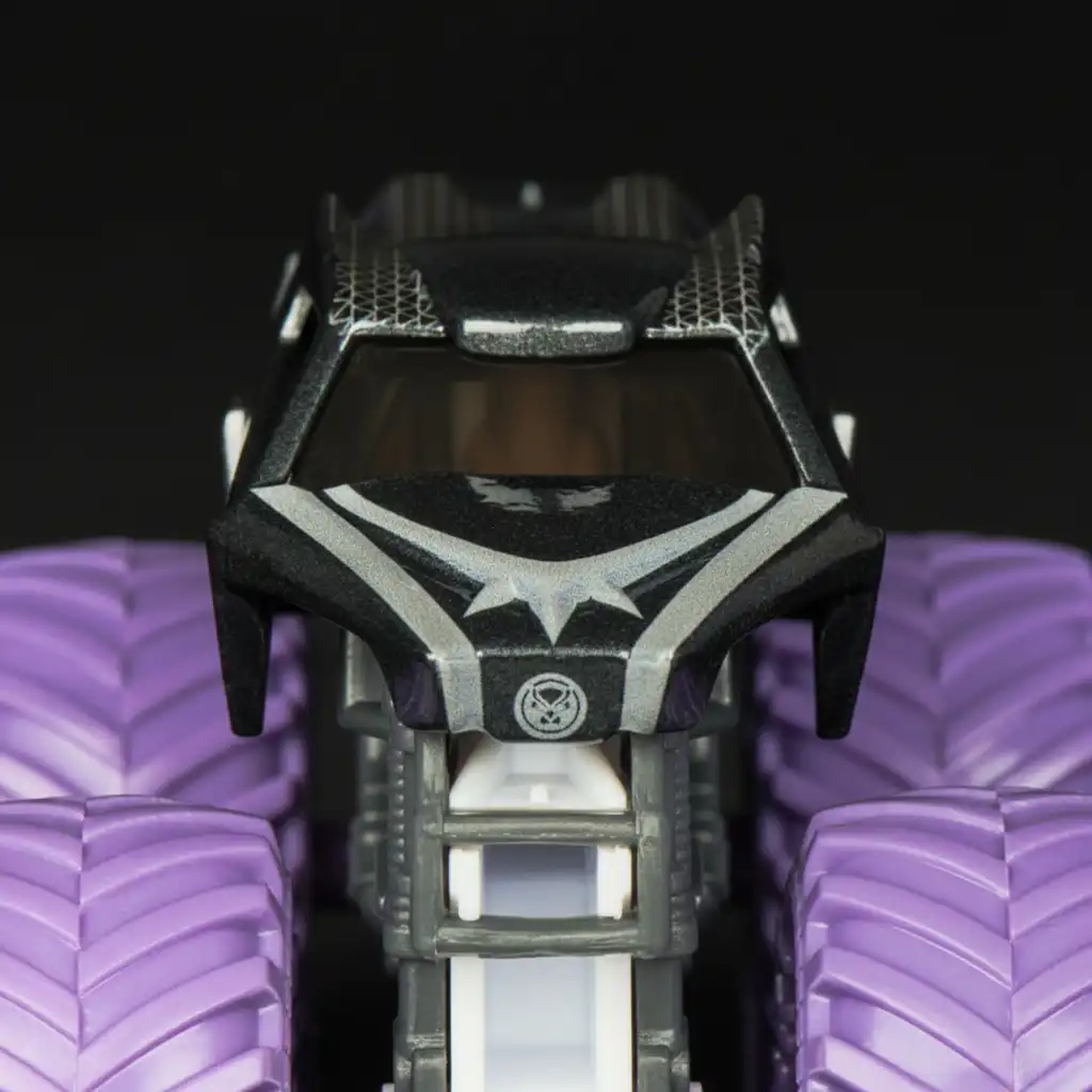 Buďte kreativní a vytvořte si vlastní Monster Jam dráhu.