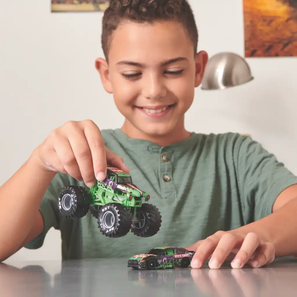 Nekonečná zábava při tvoření vlastních Monster Jam příběhů.