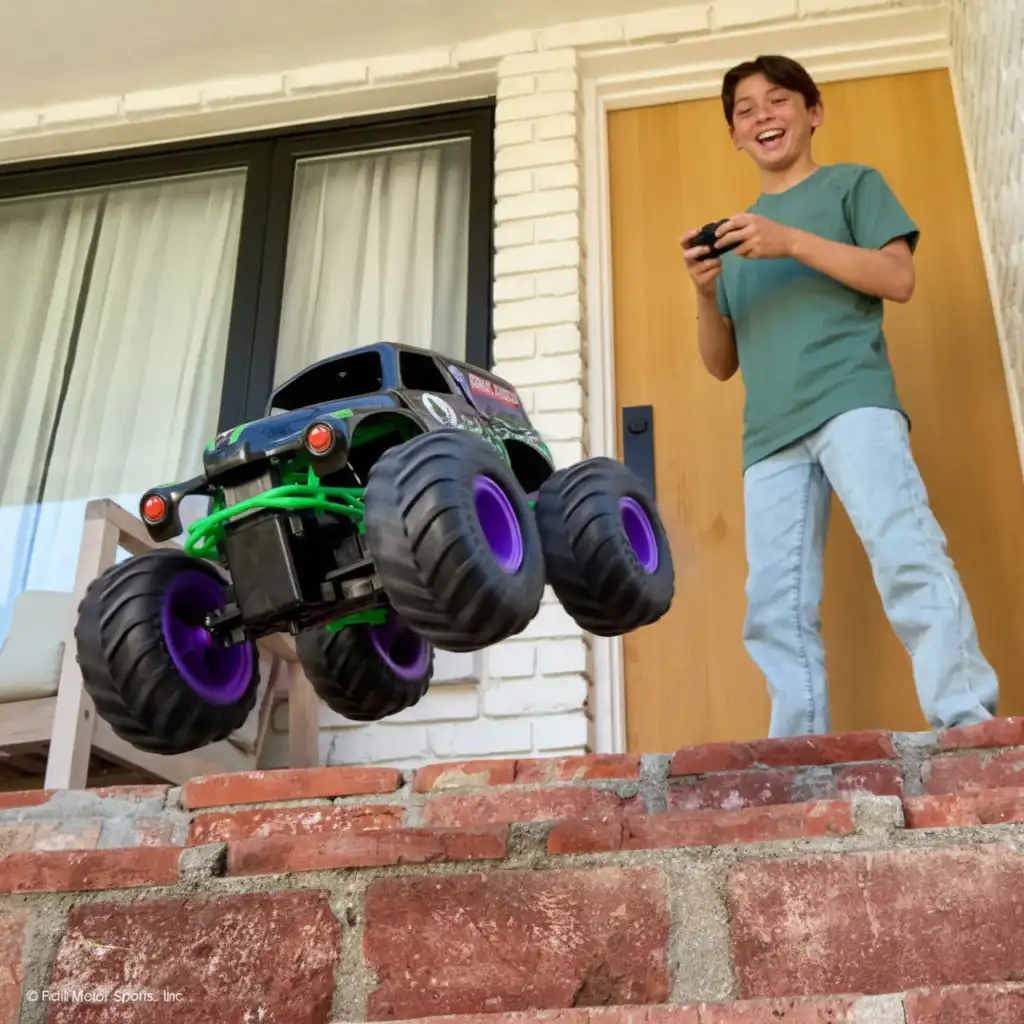 Vytvořte si vlastní Monster Jam arénu plnou překážek!