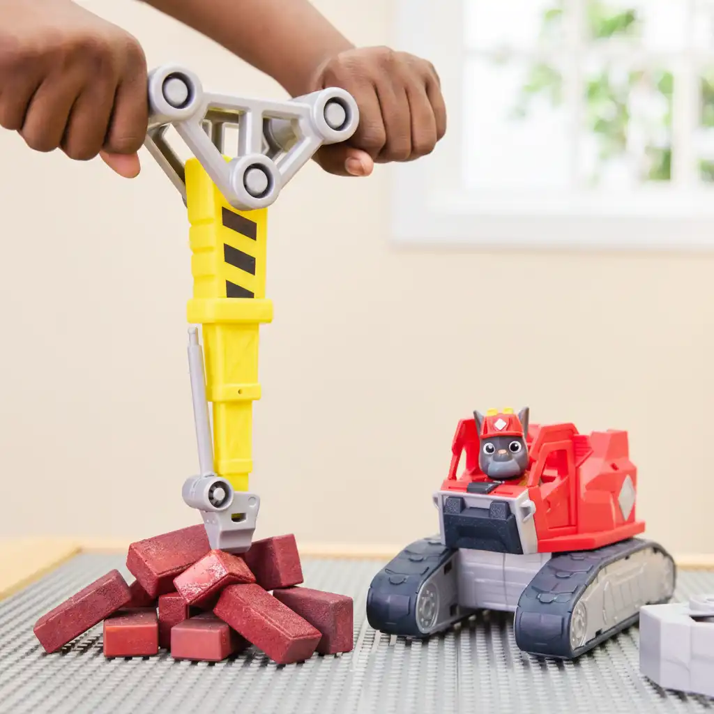 Rozvíjejte jemnou motoriku díky snadno vyměnitelným nástrojům.