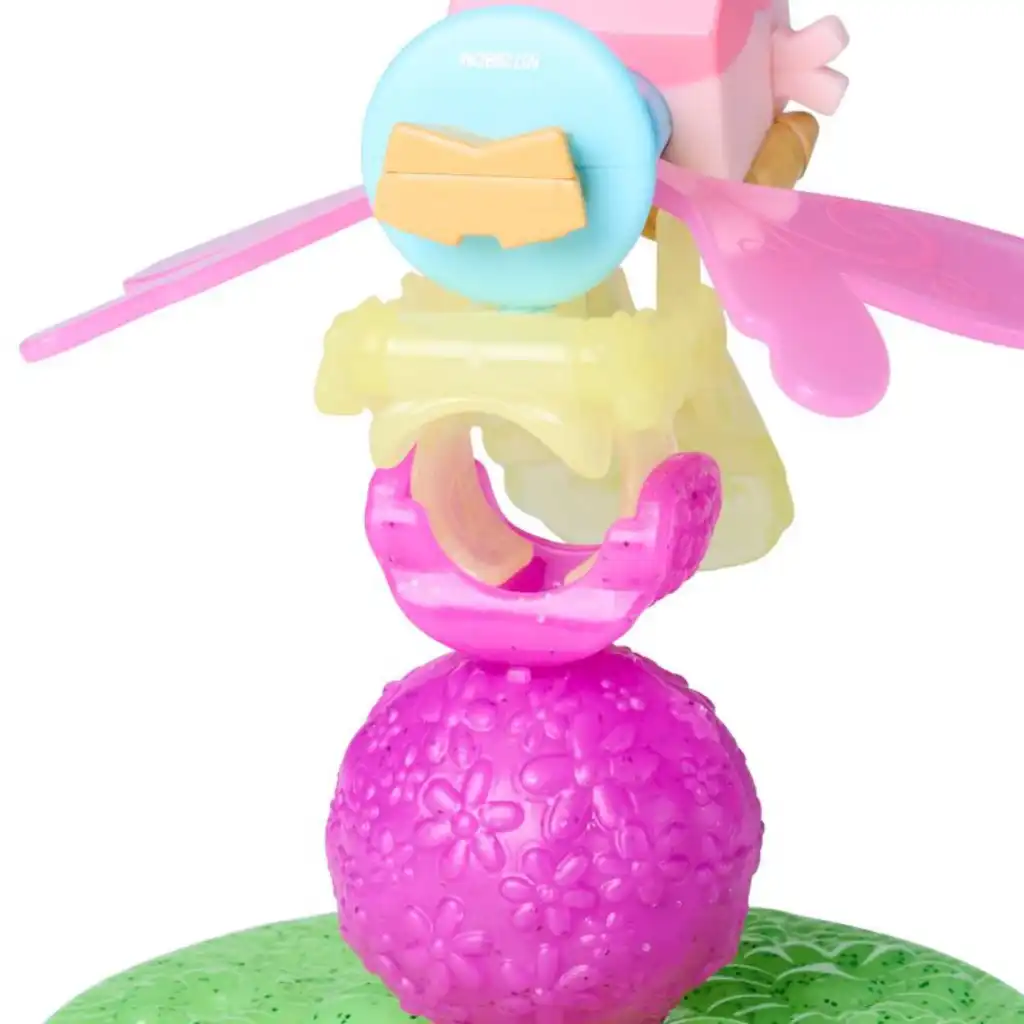 Precizní detaily figurky Krabičky na stylovém pampeliškovém stojánku.