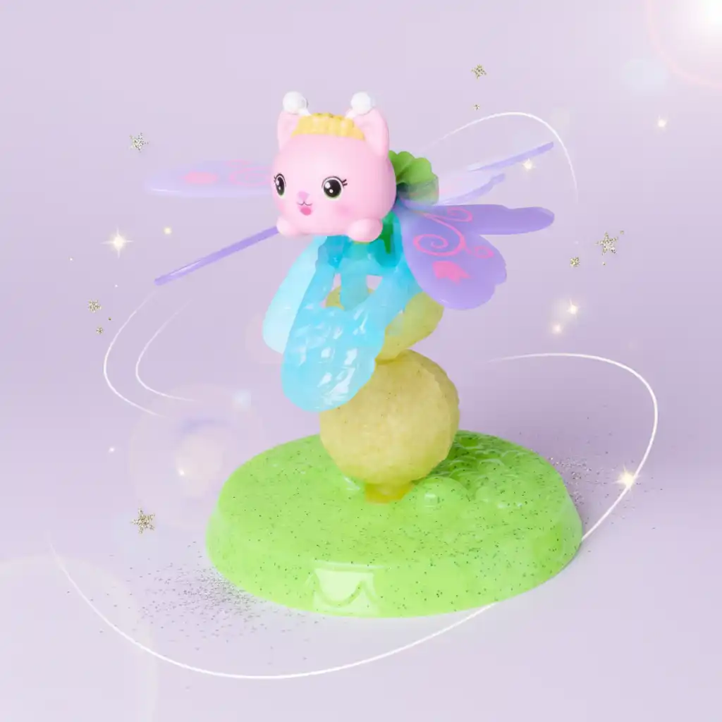 Detailní zpracování figurky Víly Kočičky s funkčními křídly.