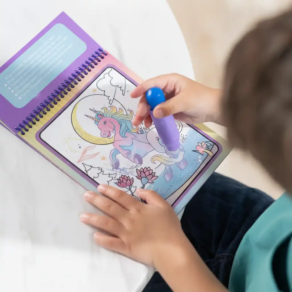 Ergonomické pero pomáhá dětem zdokonalovat jejich první malířské pokusy.